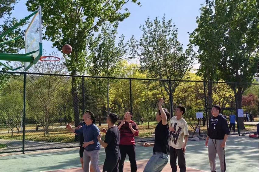 篮球半场进攻规则突破犯规_篮球半场进攻突破规则_篮球半场进攻基础战术配合图