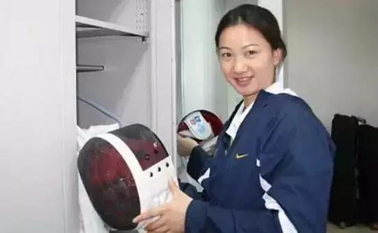 中国击剑世界冠军左手还是右手_击剑国家队只要左手_左手击剑更有优势吗
