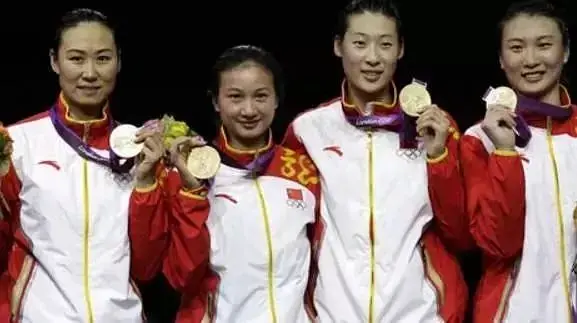 中国击剑世界冠军左手还是右手_击剑国家队只要左手_左手击剑更有优势吗
