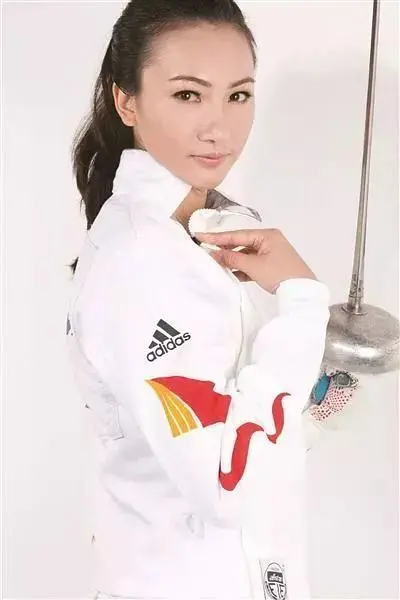 中国击剑世界冠军左手还是右手_击剑国家队只要左手_左手击剑更有优势吗